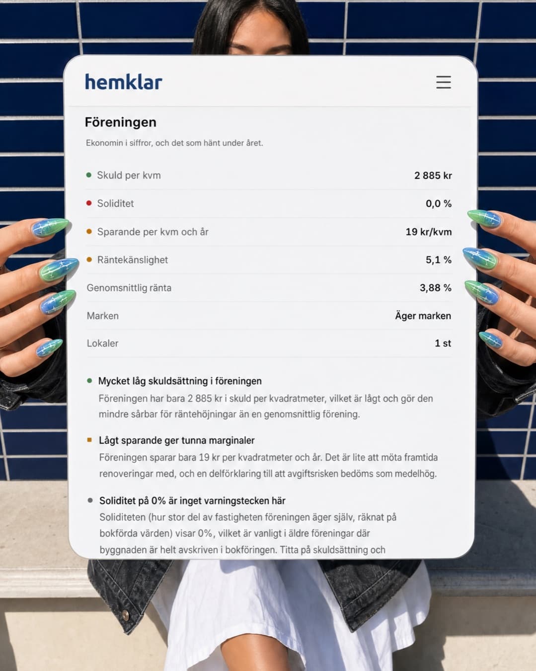 Person håller upp rapportens avsnitt om föreningens ekonomi